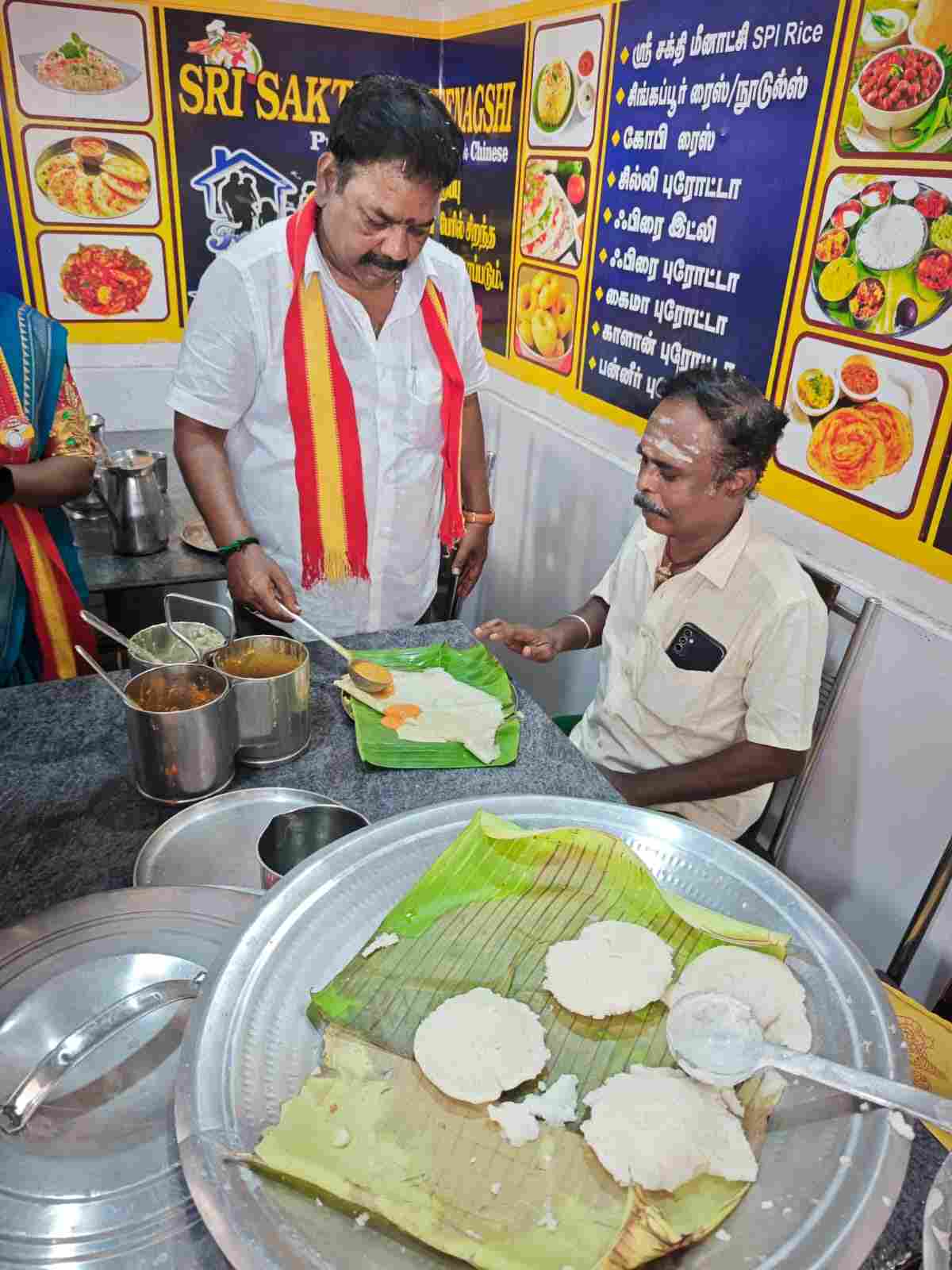 ஹோட்டலில் சப்ளையராக மாறிய தவெக வேட்பாளர்