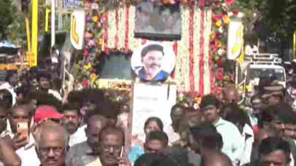 மறைந்த இயக்குனர் பாக்யராஜின் இறுதி ஊர்வலம்: வழிநெடுக அவருக்கு பொதுமக்கள் அஞ்சலி .